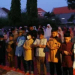 Sekolah Kreatif Menganti Mengajak Siswa dan Orangtua Shalat Gerhana