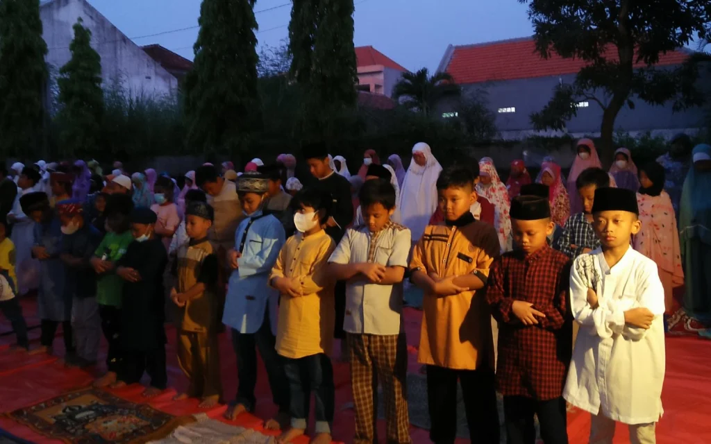 Sekolah Kreatif Menganti Mengajak Siswa dan Orangtua Shalat Gerhana