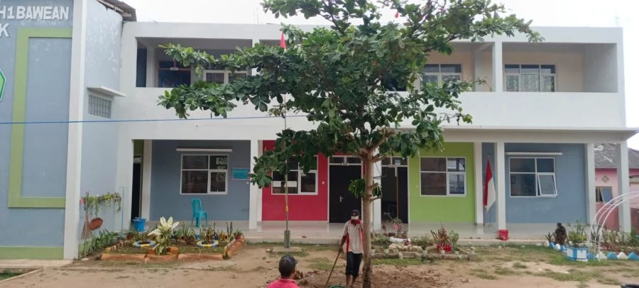 Kerja Keras SD Mutu Bawean Mengikuti LLSMS: Pindahkan Pohon Besar