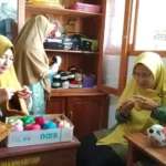 Tak Main HP saat Senggang, Guru SMK Muda Bawean Produktif Merajut