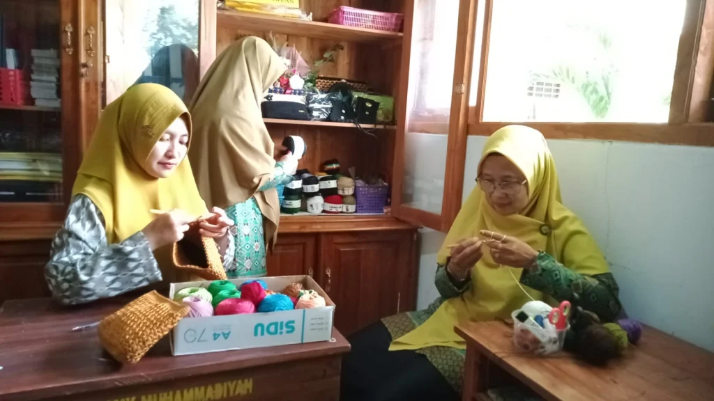 Tak Main HP saat Senggang, Guru SMK Muda Bawean Produktif Merajut