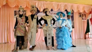 MTsM 5 Bawean Lomba Fashion Show Busana Daur Ulang