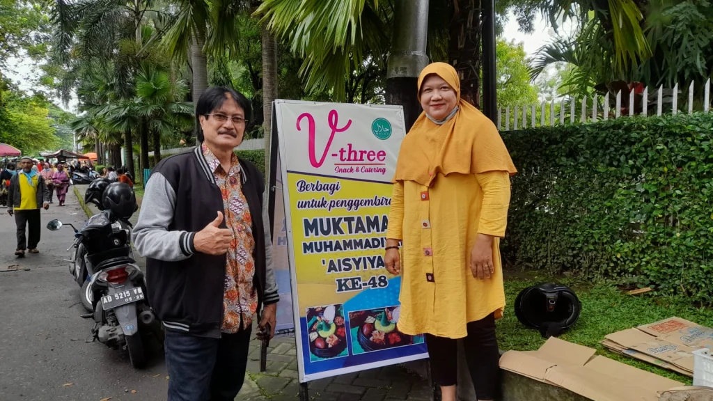 Kisah Suami-Istri Berbagi Ratusan Nasi Bungkus di Muktamar