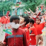 Pesan di Balik Siswa SD Mugeb Berbagi 1000 Pensil