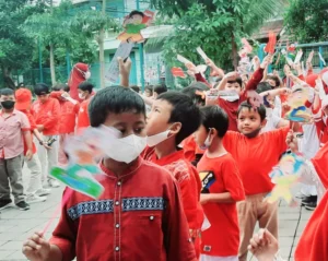 Pesan di Balik Siswa SD Mugeb Berbagi 1000 Pensil
