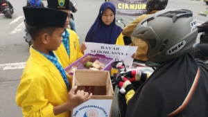 Peduli Cianjur, Siswa SMPM 7 Surabaya Jual Kue untuk Donasi