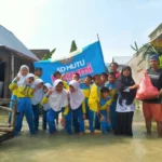Siswa SDM 1 Balongpanggang Bantu Korban Banjir di Hari Guru