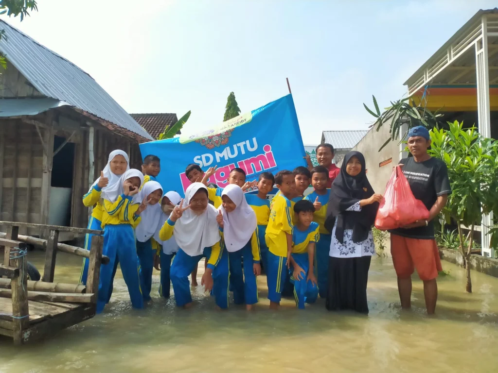 Siswa SDM 1 Balongpanggang Bantu Korban Banjir di Hari Guru