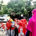 Siswa TK Ini Senang Luncurkan Roket Air di SD Mugeb