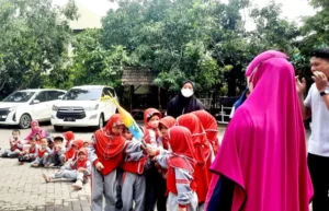 Siswa TK Ini Senang Luncurkan Roket Air di SD Mugeb