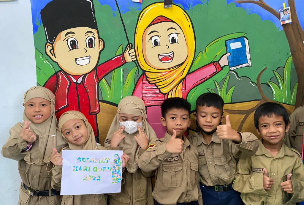 Kado-Kado Kejutan Siswa SD Mugeb untuk para Guru