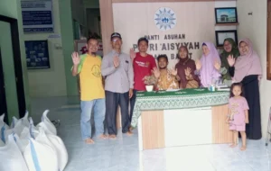 Jatam Lamongan Berbagai Beras ke Panti Putri Aisyiyah Babat