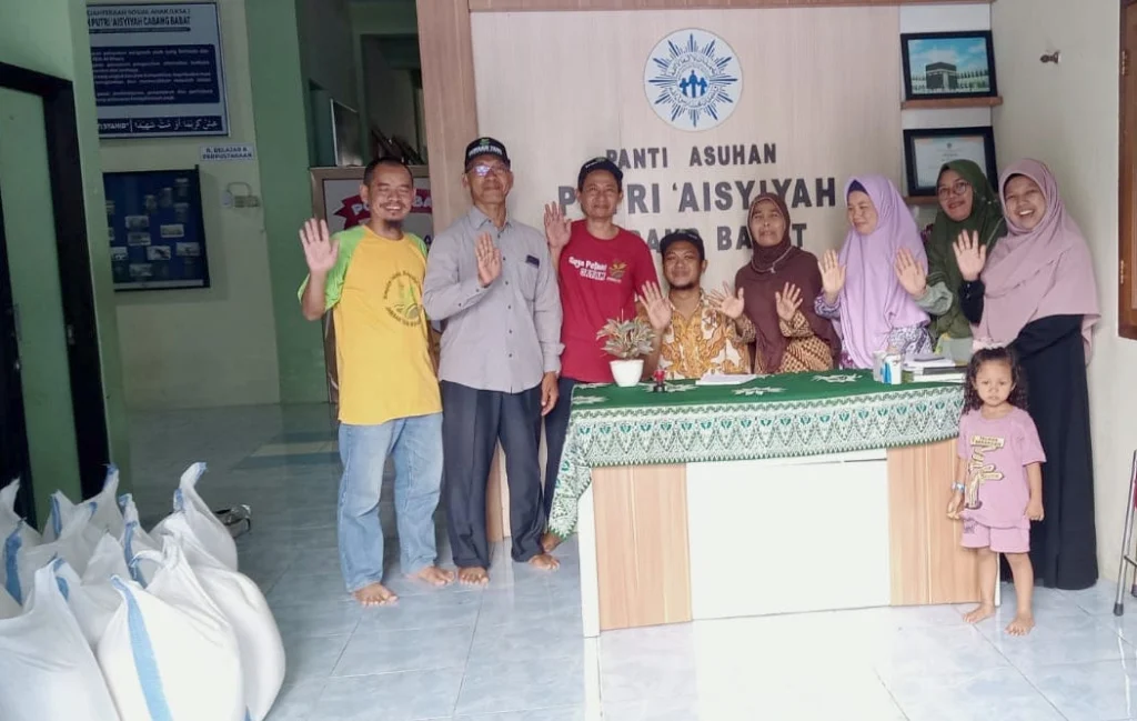 Jatam Lamongan Berbagai Beras ke Panti Putri Aisyiyah Babat