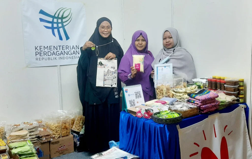 Gelar Lapak Bazar Muktamar Nasyiah, Kain Batik Ini Terlaris!