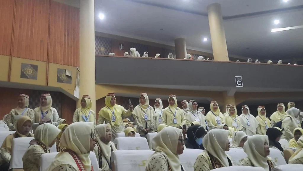 Peserta Semarakkan Pembukaan Muktamar dengan Yel dan Atribut Pakaian Adat