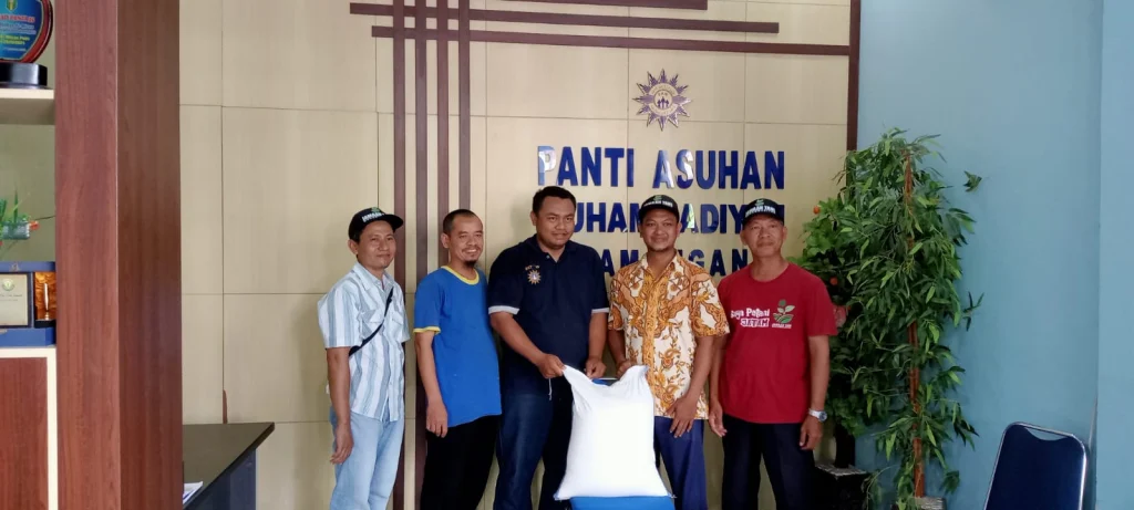 Jamaah Tani Muhammadiyah Lamongan Bagikan Berasnya para Sultan ke Panti Asuhan
