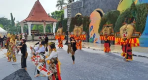 Angkat Dadak Merak 60 Kg, Begini Latihan Pembarong Reog
