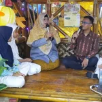 Belajar Bahasa di Stan Pameran Sekolah Kreatif Baratajaya