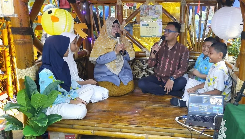 Belajar Bahasa di Stan Pameran Sekolah Kreatif Baratajaya