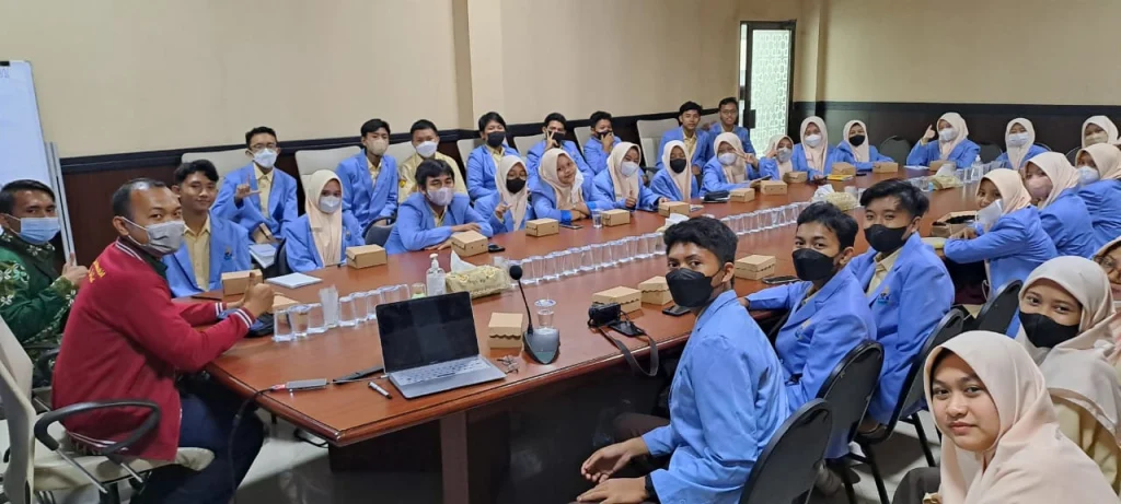 Klub Literasi dan Ekskul Jurnalistik Smamda ke Redaksi PWMU.CO