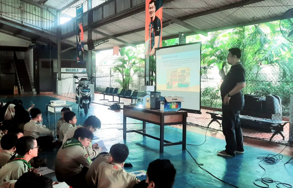 CEO Surya Jaya Makmur Mengajak Siswa SD Mugeb Mengenal Solar Cell