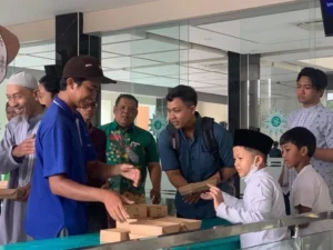 Mugeb Charity Bagikan 653 Nasi Kotak di Masjid Kampus UMG