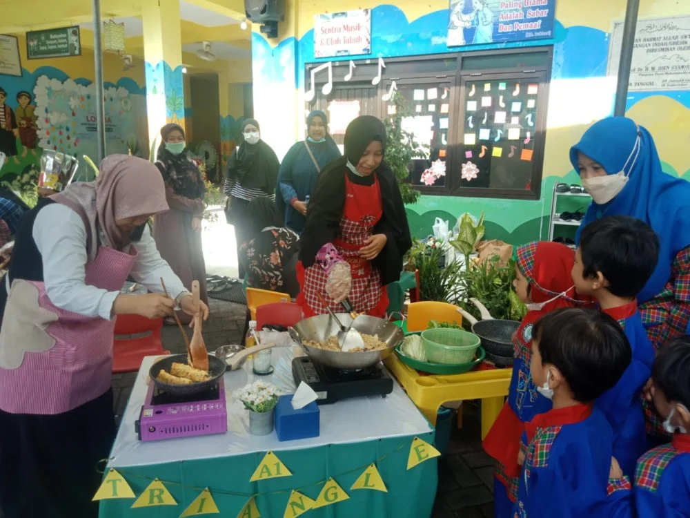 Ketika Wali Siswa TK Aisyiyah 36 PPI Berlomba Memasak Sarapan Sehat