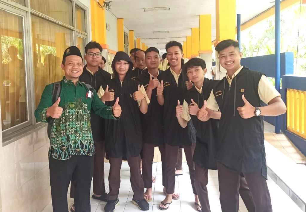 Smamda Success Partners Bantu Siswa Tertib Berjamaah