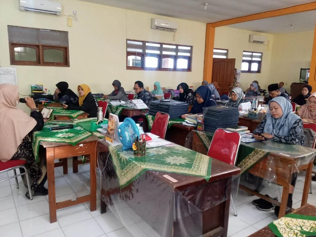 Guru Karyawan Smamita Rutin Mengaji Al-Quran Bersama