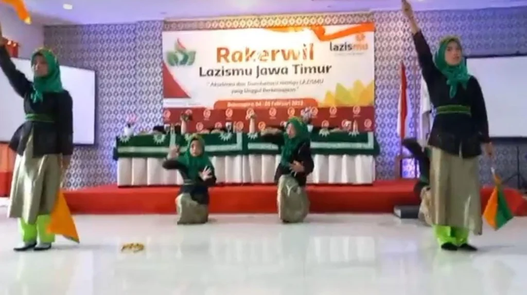 Tari Nglenyer SD Mudabo Sambut Peserta Rakerwil Lazismu