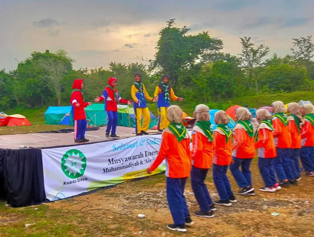 Siswi SD Almadany Pimpin Senam Perkemahan HW Gresik