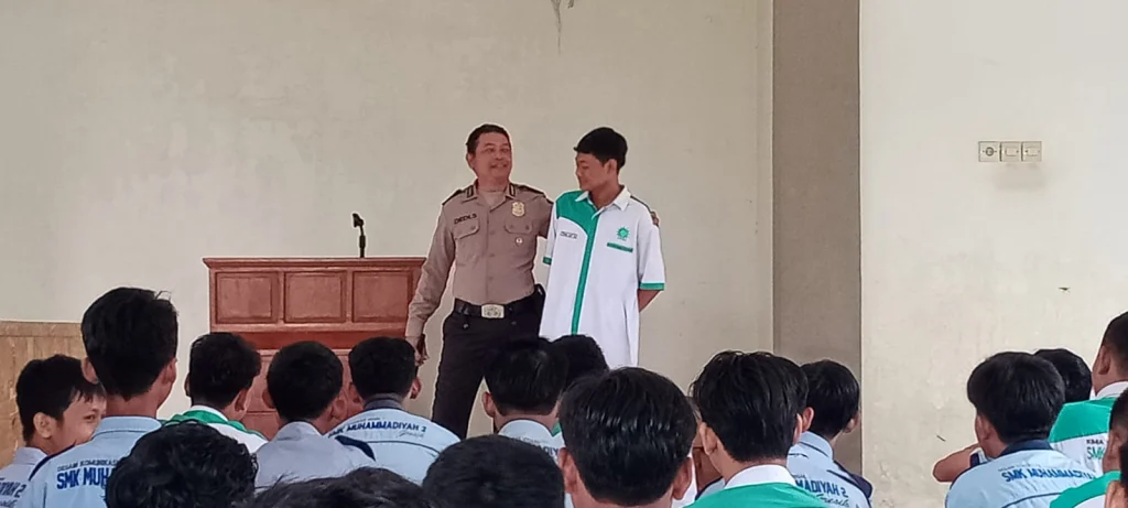 Gandeng Polsek Benjeng, SMK Muda Benjeng Sosialisasi Safety Riding