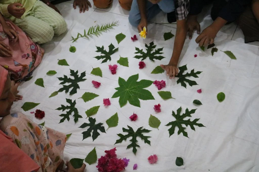 Siswa Berlian School Praktik Ecoprint di Mug dan Kain