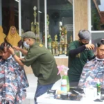 Program Jumat Tampan, SMAM 8 Gresik Undang Tukang Cukur Profesional