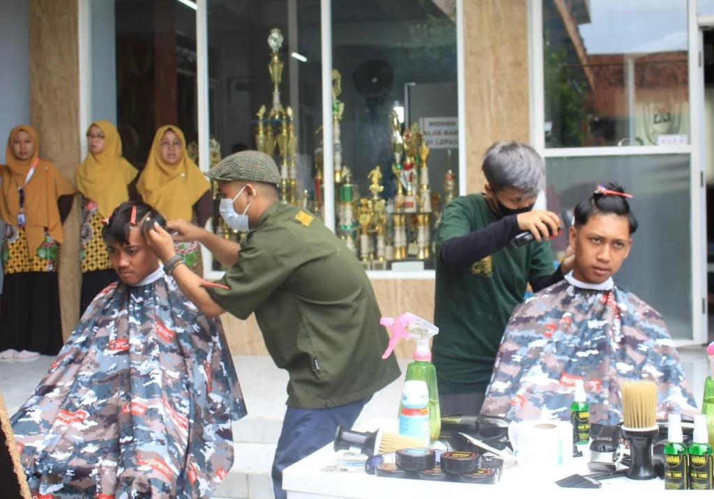 Program Jumat Tampan, SMAM 8 Gresik Undang Tukang Cukur Profesional