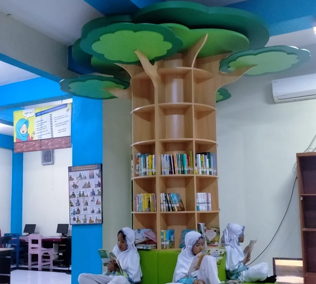 Ada ‘Pohon’ Raksasa di Perpustakaan Sekolah Kreatif Baratajaya
