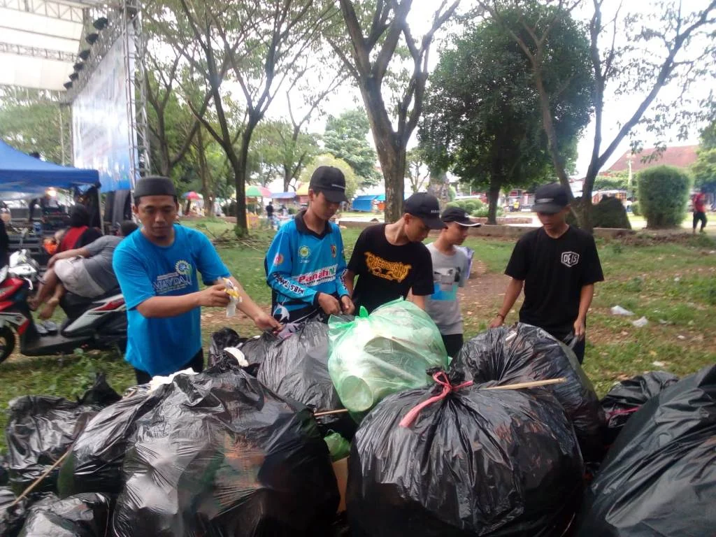 Santri MBS Tanggul Bersihkan Sampah dengan Filosofi Bebaskomiba