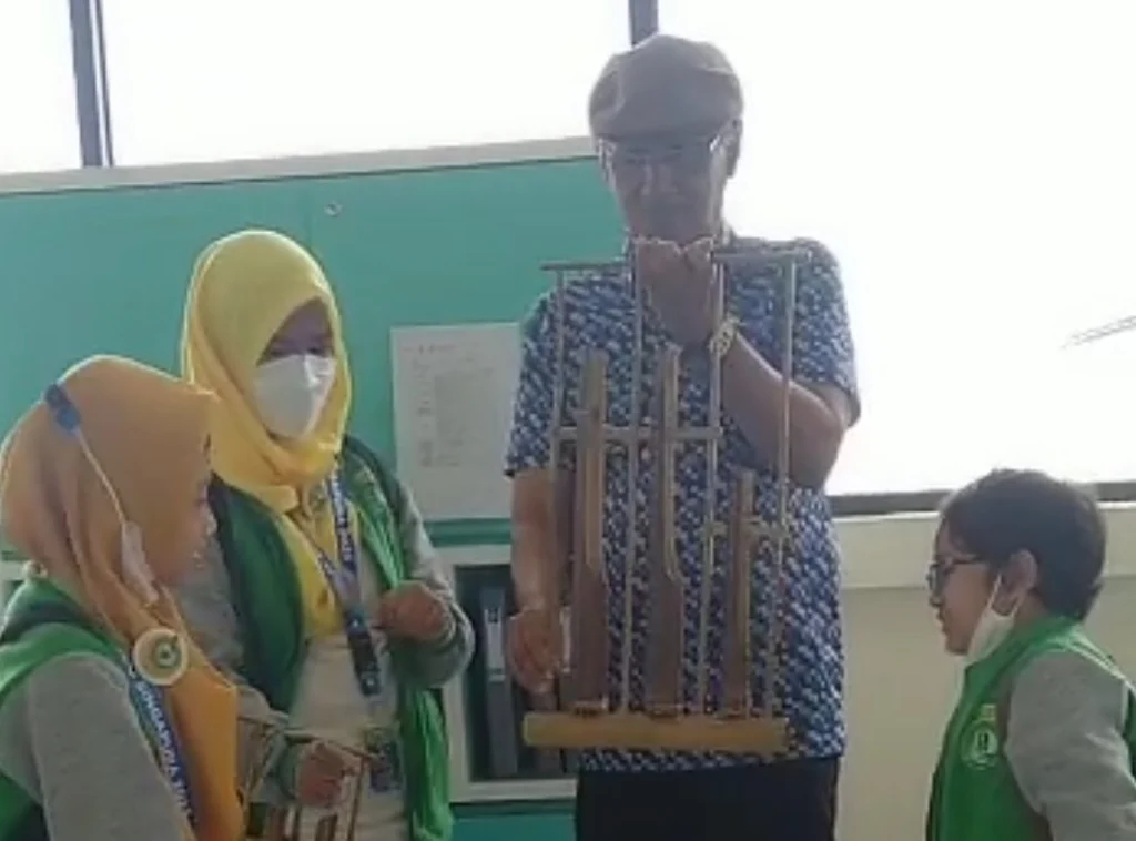Penasihat OIS Singapura Belajar Main Angklung bersama Siswa SD Musix