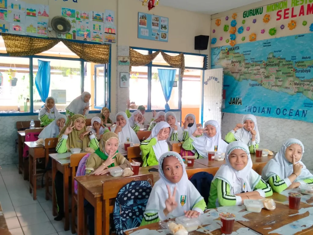 Jumat Sehat di SD Muri Dapat Menu Ini