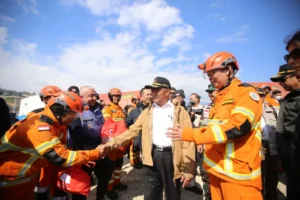 Bekerja di Suhu Hampir Nol Derajat, Tim SAR dan EMT Disemangati Menko Muhadjir