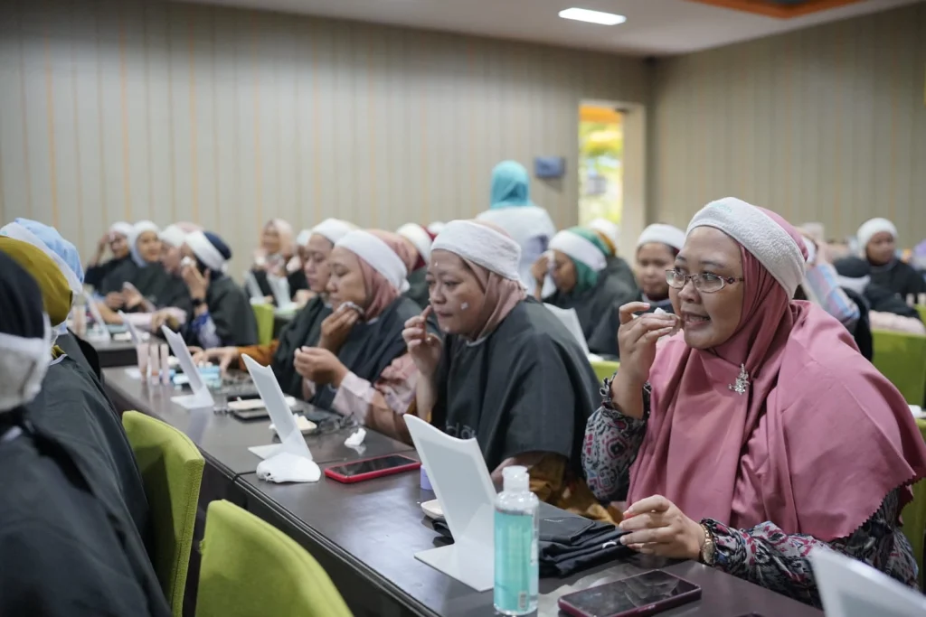 Saat Guru dan Karyawan Smamda Khusuk Berdandan di Beauty Class Wardah