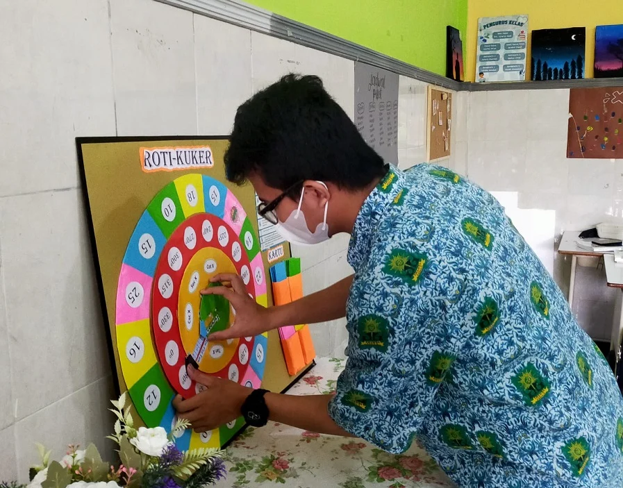 Siswa Smamda Sidoarjo Asyik Belajar Trigonometri dengan Roti Kuker