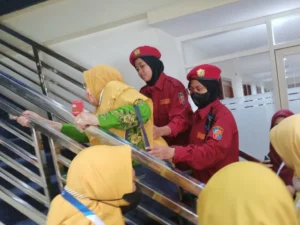 Tim Kosegu Memapah Peserta ke Lokasi Musyda