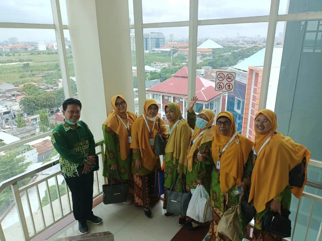 Kena Prank, Nenek 75 Tahun Semangat Turun Tangga dari Lantai 12