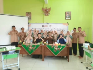 Guru SDM 1 Paiton Mengikuti Bimbingan Pengembangan Pembelajaran Berbasis STEAM