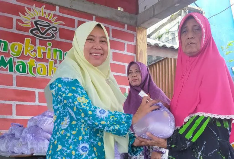 Aisyiyah Cabang Bulak Bagikan 100 Paket Sembako Usai Kajian Ramadhan