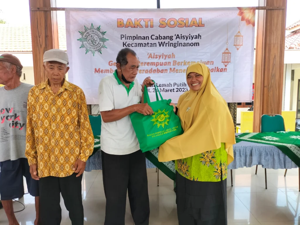Aisyiyiah Wringinanom Berbagi 173 Paket Sembako untuk Dhuafa