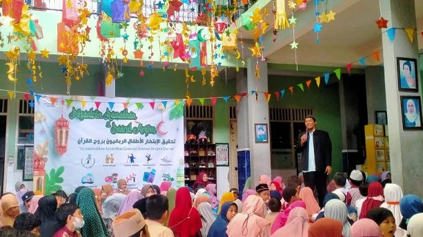Diajari Bikin Ketupat di Darul Arqam SD Mupat