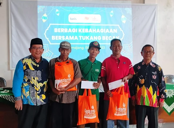 Senyum 50 Tukang Becak Mengembang Dapat Kado Lazismu Lumajang