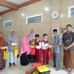 Milad Ke-28, SD Mugeb Berbagi Takjil ke 28 Masjid-Mushala